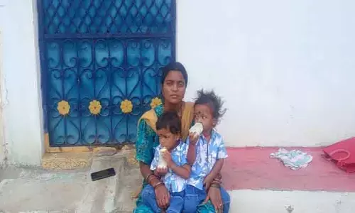 న్యాయం కోసం ఇద్దరు పిల్లలతో భర్త ఇంటి ముందు భార్య బైఠాయింపు