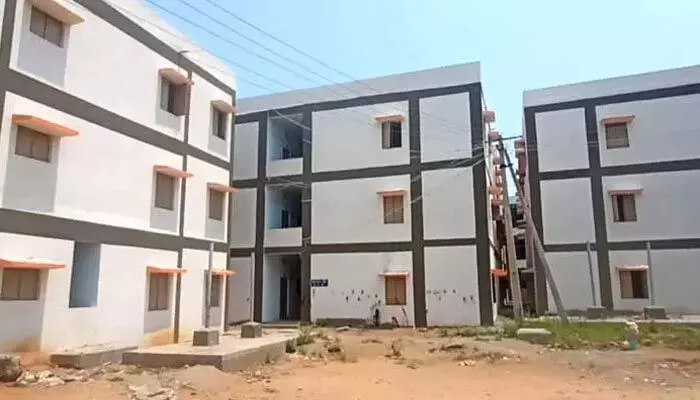 లిస్టులో పేరు కోసం లక్షల డీల్? తాండూరులో డబుల్ ఇళ్ల కేటాయింపు వివాదం లిస్టులో పేరు కోసం లక్షల డీల్? తాండూరులో డబుల్ ఇళ్ల కేటాయింపు వివాదం