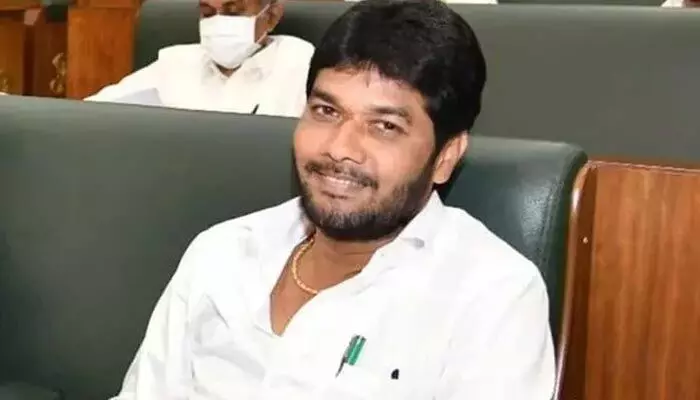 సాక్షుల బెదిరింపు కేసు.. అజ్ఞాతంలోకి వైసీపీ ఎమ్మెల్సీ అనంతబాబు! సాక్షుల బెదిరింపు కేసు.. అజ్ఞాతంలోకి వైసీపీ ఎమ్మెల్సీ అనంతబాబు!