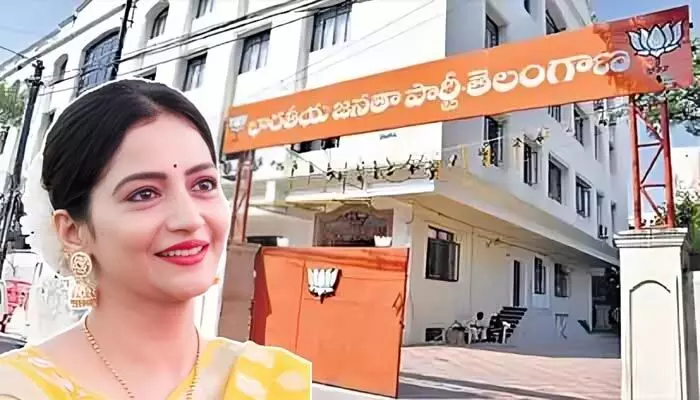 బీజేపీ స్టేట్ ఆఫీస్లో మల్లారెడ్డి కోడలు ప్రీతిరెడ్డి: కమలం గూటికి మల్లారెడ్డి కుటుంబం? బీజేపీ స్టేట్ ఆఫీస్లో మల్లారెడ్డి కోడలు ప్రీతిరెడ్డి: కమలం గూటికి మల్లారెడ్డి కుటుంబం?