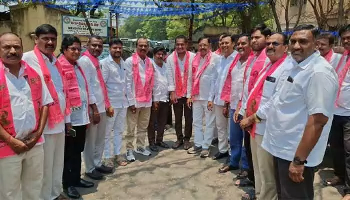 ఆర్టీసీ కార్మికులకు సంఘీభావం తెలిపేందుకు వచ్చిన బీఆర్ఎస్ నేతలకు షాక్..! ఆర్టీసీ కార్మికులకు సంఘీభావం తెలిపేందుకు వచ్చిన బీఆర్ఎస్ నేతలకు షాక్..!