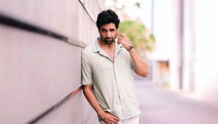 Adavi sesh: రాజమౌళి సూపర్.. ఆ విషయం హీరోలకు కూడా తెలియకుండా చేశాడు Adavi sesh: రాజమౌళి సూపర్.. ఆ విషయం హీరోలకు కూడా తెలియకుండా చేశాడు
