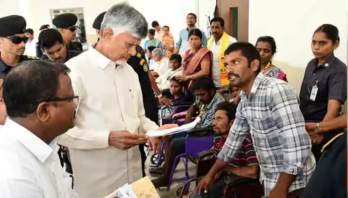 అర్హులందరికీ న్యాయం చేస్తాం: వినతులపై స్వయంగా సీఎం హామీ అర్హులందరికీ న్యాయం చేస్తాం: వినతులపై స్వయంగా సీఎం హామీ