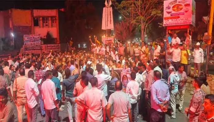 ఆర్టీసీ డ్రైవర్ కోలా శంకర్ గౌడ్ ఆత్మహత్యకు సంఘీభావంగా కొవ్వొత్తుల ర్యాలీ ఆర్టీసీ డ్రైవర్ కోలా శంకర్ గౌడ్ ఆత్మహత్యకు సంఘీభావంగా కొవ్వొత్తుల ర్యాలీ