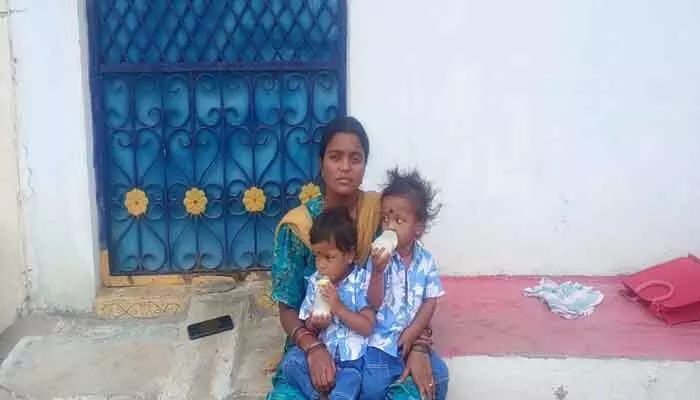 న్యాయం కోసం ఇద్దరు పిల్లలతో భర్త ఇంటి ముందు భార్య బైఠాయింపు న్యాయం కోసం ఇద్దరు పిల్లలతో భర్త ఇంటి ముందు భార్య బైఠాయింపు