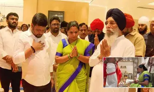కొత్త రాజకీయ పార్టీకి అంకురార్పణ.. పార్టీ జెండా రంగుల చీరలో మెరిసిన కవిత