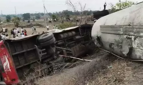 ఘోర రోడ్డు ప్రమాదం.. సిమెంట్ ట్యాంకర్, బస్సు, ఆటో ఢీ.. బోల్తాపడ్డ మూడు వాహనాలు