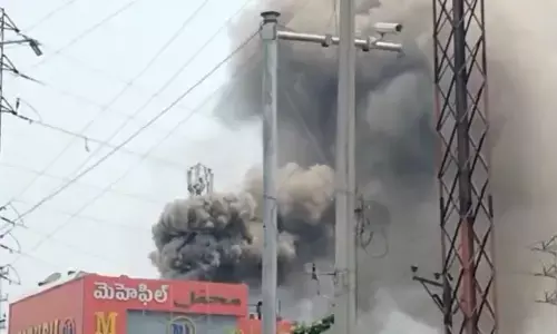 మెహెఫిల్ హోటల్‌పై అగ్నిప్రమాదం.. కమ్ముకున్న దట్టమైన పొగలు