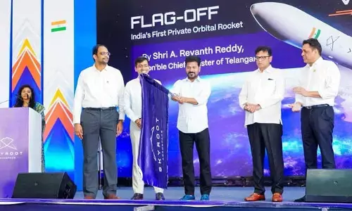 దేశంలో తొలి ప్రైవేట్ రాకెట్..  విక్రమ్‌-1 ను జెండా ఊపి ప్రారంభించిన సీఎం రేవంత్ రెడ్డి