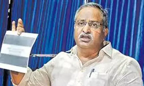 నష్టపరిహారం చెల్లించండి: 11 మంది ఐపీఎస్‌లు, సీపీఆర్వోకు ఏబీవీ నోటీసులు