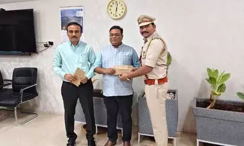 డ్రగ్స్ ముఠా ఆట కట్టించిన ఎస్సై మురళికి రివార్డ్..