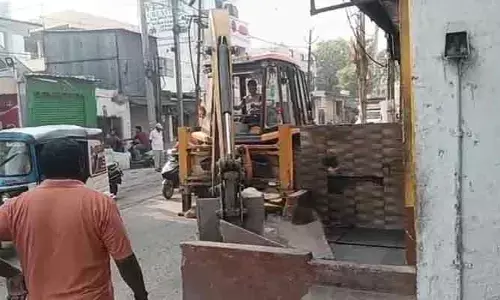 పాతబస్తీలో రోడ్డు విస్తరణ పనులు వేగవంతం.. ఆక్రమణలను తొలగించిన అధికారులు