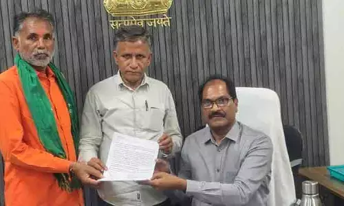వరి ధాన్యం కొనుగోలు కేంద్రాలు ప్రారంభించాలి.. కలెక్టర్‌కు వినతి పత్రం అందజేత