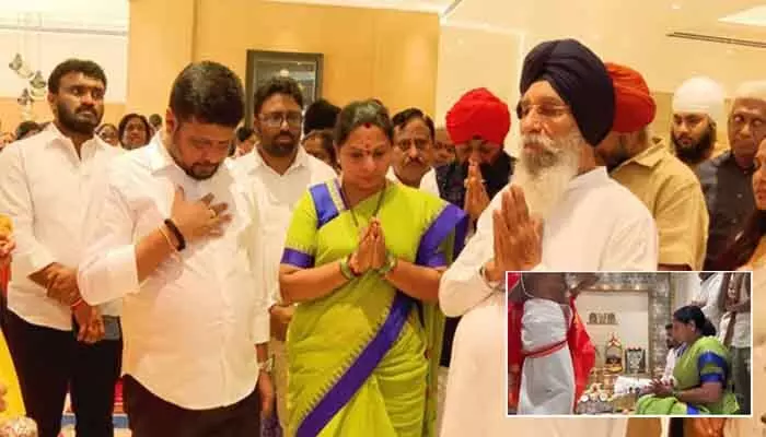 కొత్త రాజకీయ పార్టీకి అంకురార్పణ.. పార్టీ జెండా రంగుల చీరలో మెరిసిన కవిత కొత్త రాజకీయ పార్టీకి అంకురార్పణ.. పార్టీ జెండా రంగుల చీరలో మెరిసిన కవిత