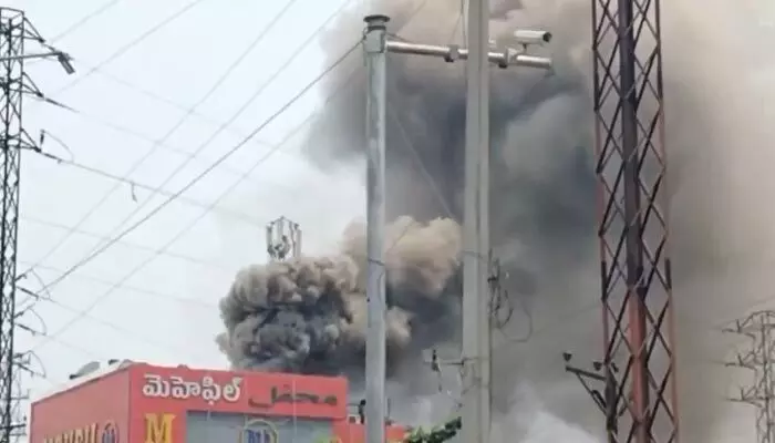 మెహెఫిల్ హోటల్పై అగ్నిప్రమాదం.. కమ్ముకున్న దట్టమైన పొగలు మెహెఫిల్ హోటల్పై అగ్నిప్రమాదం.. కమ్ముకున్న దట్టమైన పొగలు