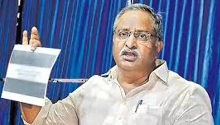నష్టపరిహారం చెల్లించండి: 11 మంది ఐపీఎస్లు, సీపీఆర్వోకు ఏబీవీ నోటీసులు నష్టపరిహారం చెల్లించండి: 11 మంది ఐపీఎస్లు, సీపీఆర్వోకు ఏబీవీ నోటీసులు