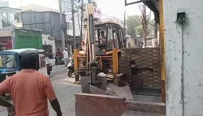 పాతబస్తీలో రోడ్డు విస్తరణ పనులు వేగవంతం.. ఆక్రమణలను తొలగించిన అధికారులు పాతబస్తీలో రోడ్డు విస్తరణ పనులు వేగవంతం.. ఆక్రమణలను తొలగించిన అధికారులు