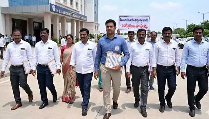 పంచాయతీ కార్యదర్శులకు పదోన్నతులు కల్పించాలి పంచాయతీ కార్యదర్శులకు పదోన్నతులు కల్పించాలి
