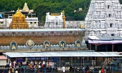 తిరుమలలో పెరిగిన భక్తుల రద్దీ.. శ్రీవారి సర్వదర్శనానికి గంటల తరబడి ఎదురుచూపులు