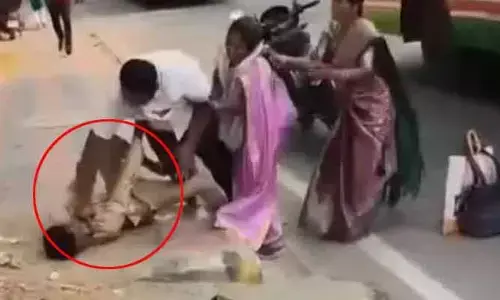 బస్సు ఆపలేదని ఆర్టీసీ డ్రైవర్‍‍పై పిడిగుద్దులతో దాడి (వీడియో)