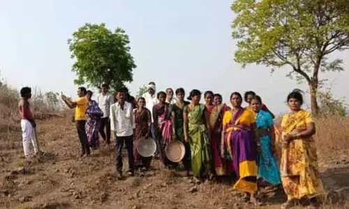 ఉపాధి పనికి తక్కువ.. ఫోటో క్యాపర్చర్ కే టైమ్ ఎక్కువ..!