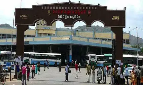 విజయవాడ బస్టాండ్లో అగ్నిప్రమాదం.. ఫర్నీచర్, కంప్యూటర్లు దగ్ధం