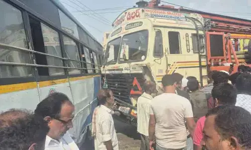 ఆర్టీసీ బస్సును ఢీ కొట్టిన బోర్ వెల్ బండి..