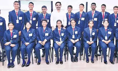 ఎవరెస్ట్ అధిరోహించిన దివ్యాంగులు: మంత్రి లోకేశ్ ప్రశంసల వర్షం