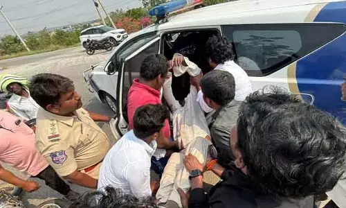 మానవత్వం చాటుకున్న గ్రీన్ ఫార్మసిటీ సీఐ బి. సత్యనారాయణ..