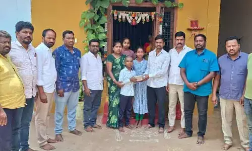 స్నేహితుడి కుటుంబానికి బాసటగా నిలిచిన 10వ తరగతి క్లాస్‌మేట్స్
