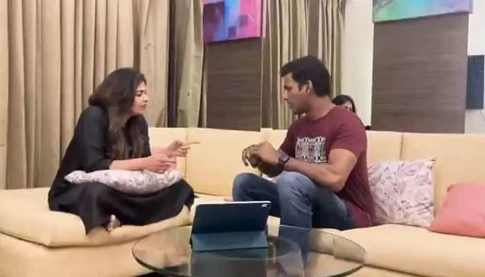 డైరెక్టర్ విశాల్కే చురకలు అంటించిన అంజలి.. క్రేజీ వీడియో వైరల్ డైరెక్టర్ విశాల్కే చురకలు అంటించిన అంజలి.. క్రేజీ వీడియో వైరల్