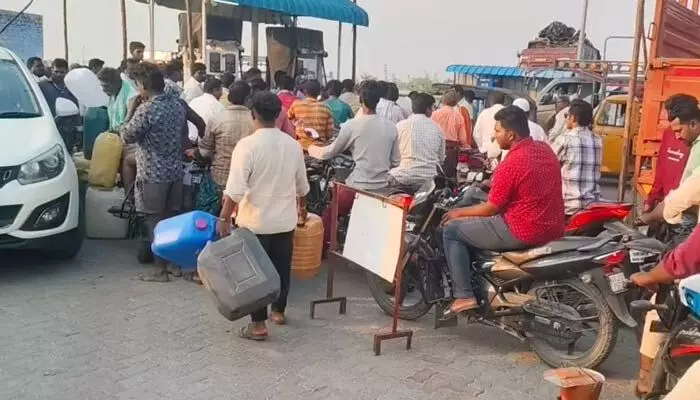 పెట్రోల్ బంకుల వద్ద గొడవలు: పోలీస్ శాఖకు కీలక ఆదేశాలు పెట్రోల్ బంకుల వద్ద గొడవలు: పోలీస్ శాఖకు కీలక ఆదేశాలు