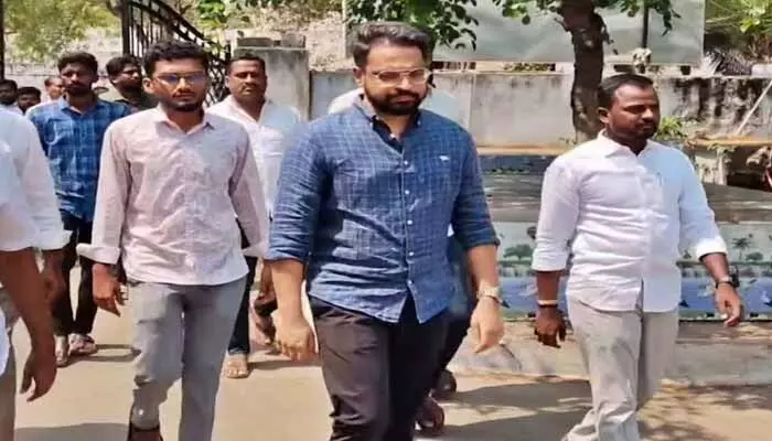 పులివెందులలో రెండో రోజు సజ్జల భార్గవరెడ్డి విచారణ.. మార్ఫింగ్ ఫొటోలపై పోలీసుల ఆరా! పులివెందులలో రెండో రోజు సజ్జల భార్గవరెడ్డి విచారణ.. మార్ఫింగ్ ఫొటోలపై పోలీసుల ఆరా!