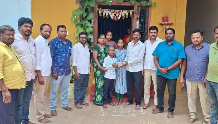 స్నేహితుడి కుటుంబానికి బాసటగా నిలిచిన 10వ తరగతి క్లాస్మేట్స్ స్నేహితుడి కుటుంబానికి బాసటగా నిలిచిన 10వ తరగతి క్లాస్మేట్స్
