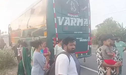 ప్రైవేటు ట్రావెల్స్ బ‌స్సు నిర్వాకం.. నడిరోడ్డుపై ప్రయాణికులను వదిలేసి పరారీ!