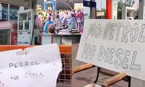 100 కు పైగా పెట్రోల్ బంకుల్లో నో స్టాక్ బోర్డులు