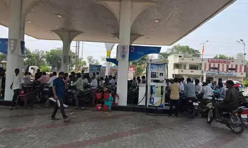 పరిగిలో పెట్రోల్ కొరత.. అన్ని పెట్రోల్ పంపుల్లో నో స్టాక్