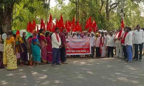 ఆదివాసులు సాగు చేస్తున్న పోడు భూములకు పట్టాలివ్వాలి..