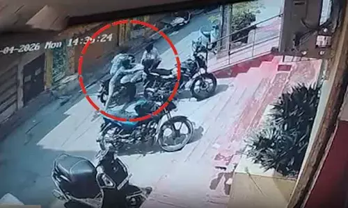 సినిమా స్టైల్లో భారీ దోపిడీ.. కళ్లల్లో కారంకొట్టి కేజీ బంగారం చోరీ