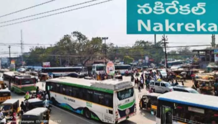 నకిరేకల్ మేయిన్ సెంటర్లో నిత్యం నరకమే! నకిరేకల్ మేయిన్ సెంటర్లో నిత్యం నరకమే!