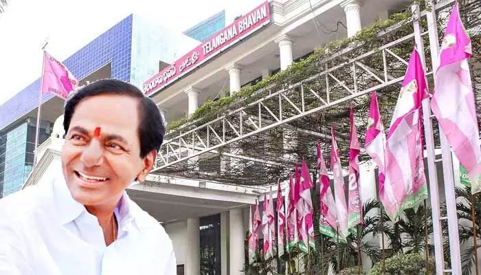 గులాబీ దళం జైత్రయాత్రకు 25 ఏళ్లు.. ముఖ్య నేతలతో కేసీఆర్ కీలక భేటీ గులాబీ దళం జైత్రయాత్రకు 25 ఏళ్లు.. ముఖ్య నేతలతో కేసీఆర్ కీలక భేటీ