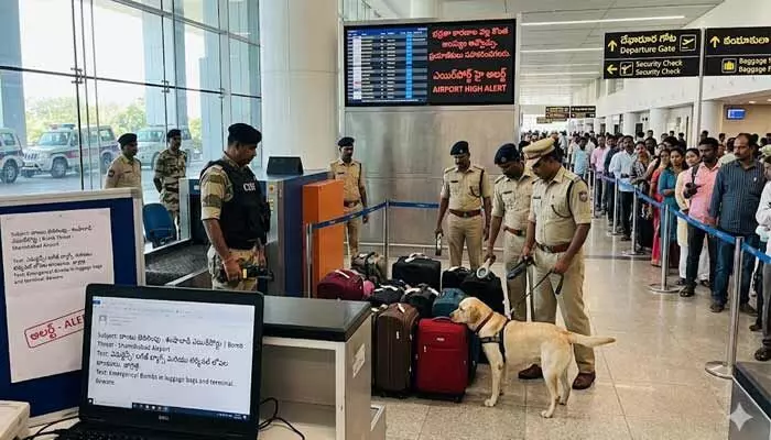 మరోసారి శంషాబాద్ ఎయిర్పోర్టుకు బాంబు బెదిరింపులు మరోసారి శంషాబాద్ ఎయిర్పోర్టుకు బాంబు బెదిరింపులు