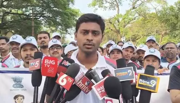 సెల్ఫ్ ఎన్యూమరేషన్ పై 5కే రన్.. పాల్గొన్న కలెక్టర్ దినేష్ కుమార్ సందడి! సెల్ఫ్ ఎన్యూమరేషన్ పై 5కే రన్.. పాల్గొన్న కలెక్టర్ దినేష్ కుమార్ సందడి!