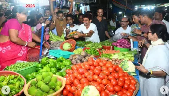 బెంగాల్ ఎన్నికల వేళ మార్కెట్లో పండ్లు, కూరగాయలు కొంటూ దీదీ సందడి బెంగాల్ ఎన్నికల వేళ మార్కెట్లో పండ్లు, కూరగాయలు కొంటూ దీదీ సందడి