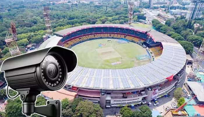 చిన్నస్వామి స్టేడియంలో భద్రతా కలకలం.. CCTV ఫీడ్ను నిలిపివేసిన ఇద్దరు సిబ్బంది చిన్నస్వామి స్టేడియంలో భద్రతా కలకలం.. CCTV ఫీడ్ను నిలిపివేసిన ఇద్దరు సిబ్బంది