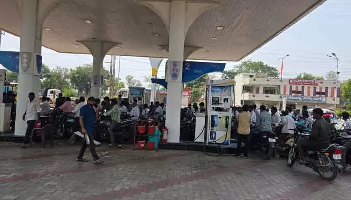 పరిగిలో పెట్రోల్ కొరత.. అన్ని పెట్రోల్ పంపుల్లో నో స్టాక్ పరిగిలో పెట్రోల్ కొరత.. అన్ని పెట్రోల్ పంపుల్లో నో స్టాక్