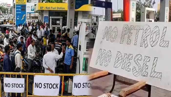 హైదరాబాద్లో మళ్లీ పెట్రోల్ బంక్లు బంద్!.. దర్శనమిస్తున్న నో స్టాక్ బోర్డులు హైదరాబాద్లో మళ్లీ పెట్రోల్ బంక్లు బంద్!.. దర్శనమిస్తున్న నో స్టాక్ బోర్డులు