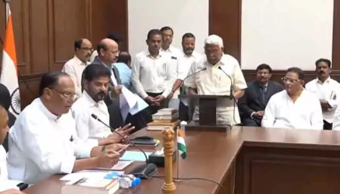 ఎమ్మెల్సీలుగా అజారుద్దీన్, కోదండరామ్ ప్రమాణ స్వీకారం ఎమ్మెల్సీలుగా అజారుద్దీన్, కోదండరామ్ ప్రమాణ స్వీకారం