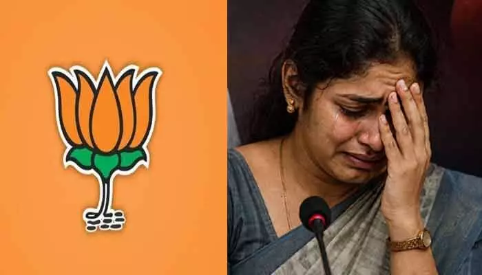 నా కోరిక తీరిస్తేనే పదవి ఇస్తా.. బీజేపీ జిల్లా అధ్యక్షుడి వేధిస్తున్నాడని మహిళా నాయకురాలు ఆరోపణలు నా కోరిక తీరిస్తేనే పదవి ఇస్తా.. బీజేపీ జిల్లా అధ్యక్షుడి వేధిస్తున్నాడని మహిళా నాయకురాలు ఆరోపణలు