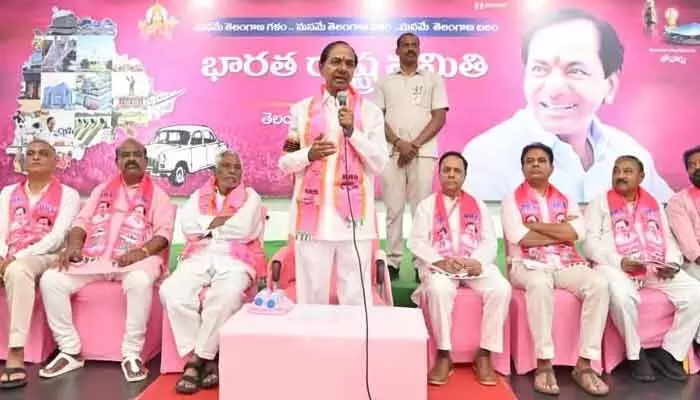 బీఆర్ఎస్లో సంచలనం.. ఆ ఒక్కటి మినహా పాత కమిటీలన్నీ రద్దు బీఆర్ఎస్లో సంచలనం.. ఆ ఒక్కటి మినహా పాత కమిటీలన్నీ రద్దు